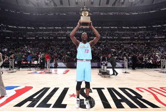 米奇：我们从未禁止文班投三分 但确实更希望他更多冲击篮筐